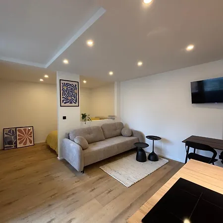 New - - Hauptbahnhof - 4 Guests *