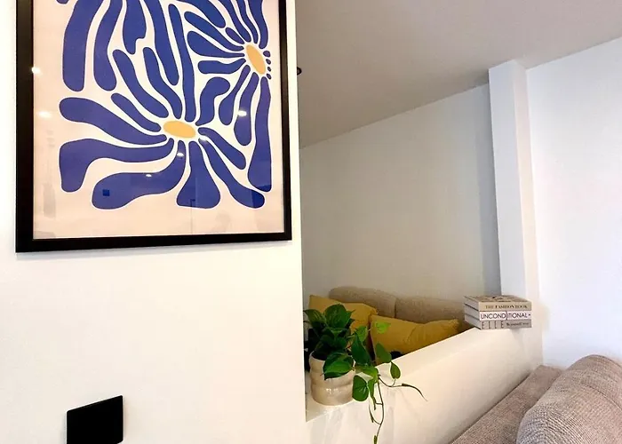 New - - Hauptbahnhof - 4 Guests *